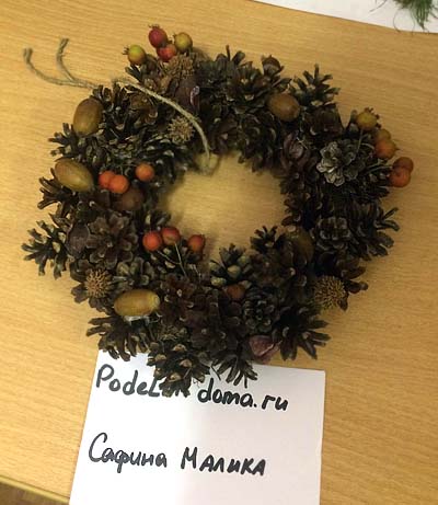 Ёжик из шишки и пластилина