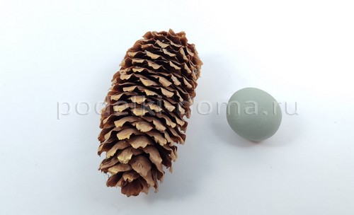 Ёжик из шишки и пластилина