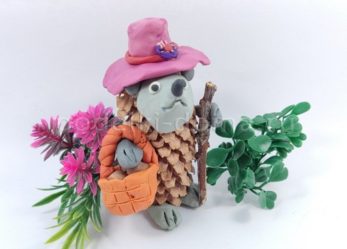 Ёжик из шишки и пластилина