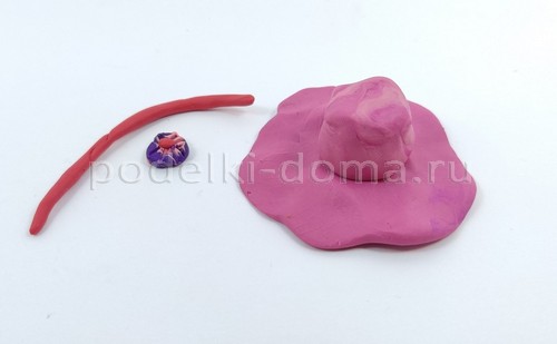 Ёжик из шишки и пластилина