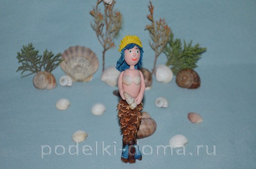 Ёжик из шишки и пластилина