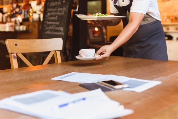 Белстат подсчитал, насколько больше белорусы стали тратить в магазинах и кафе