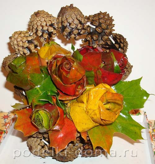 Ёжик из шишки и пластилина