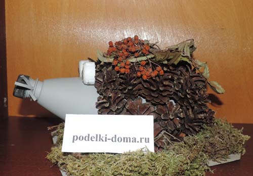 Ёжик из шишки и пластилина