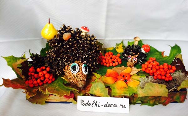 Ёжик из шишки и пластилина