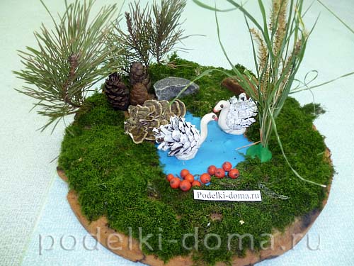 Ёжик из шишки и пластилина