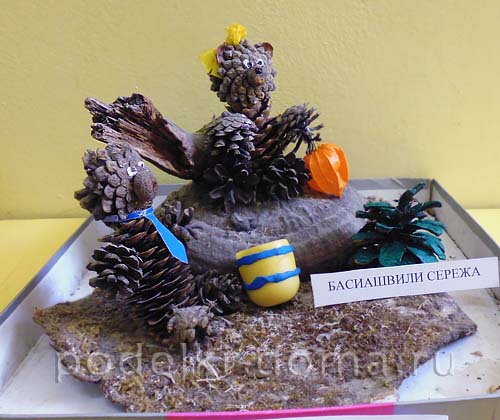 Ёжик из шишки и пластилина