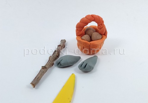 Ёжик из шишки и пластилина