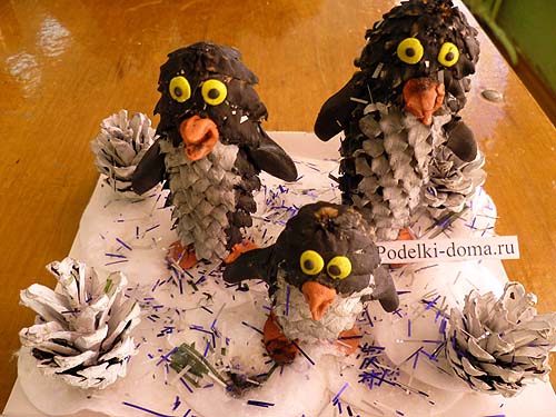 Ёжик из шишки и пластилина