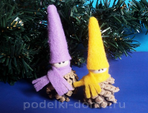 Ёжик из шишки и пластилина