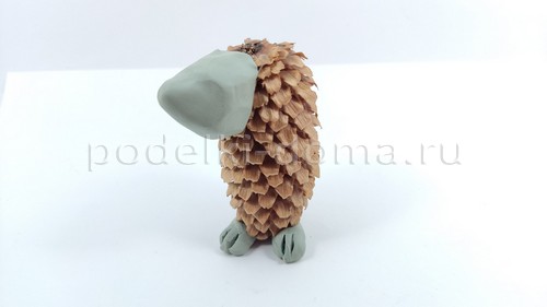 Ёжик из шишки и пластилина