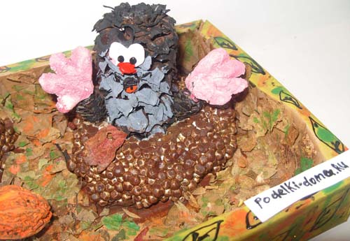 Ёжик из шишки и пластилина