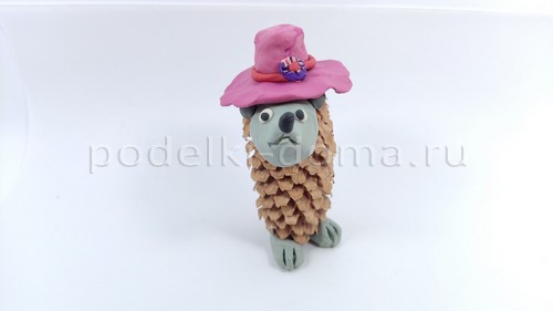 Ёжик из шишки и пластилина