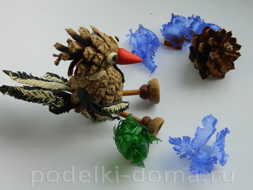 Ёжик из шишки и пластилина