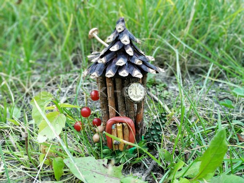 Ёжик из шишки и пластилина