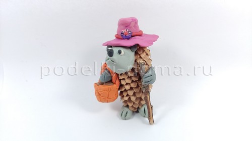 Ёжик из шишки и пластилина