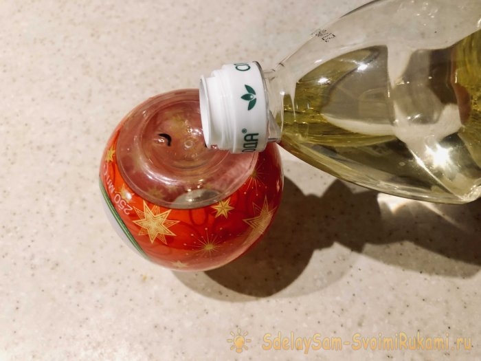 Ёлочный шар из упаковки от яиц