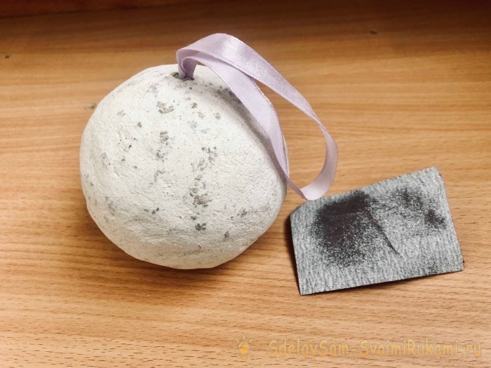 Ёлочный шар из упаковки от яиц