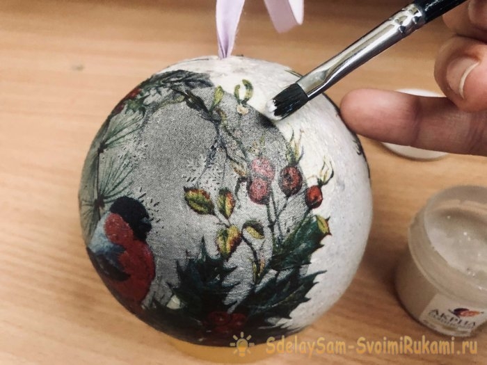 Ёлочный шар из упаковки от яиц