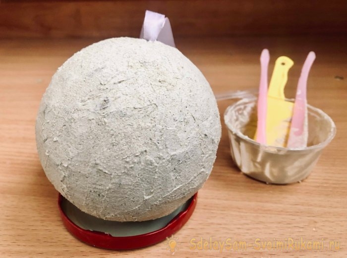 Ёлочный шар из упаковки от яиц