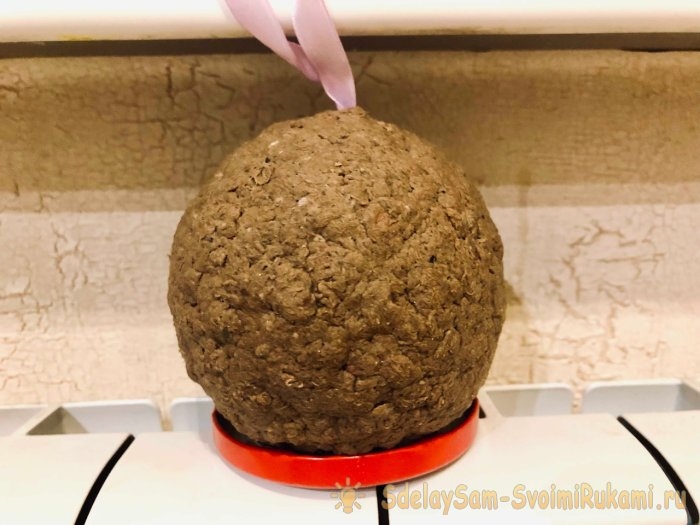 Ёлочный шар из упаковки от яиц