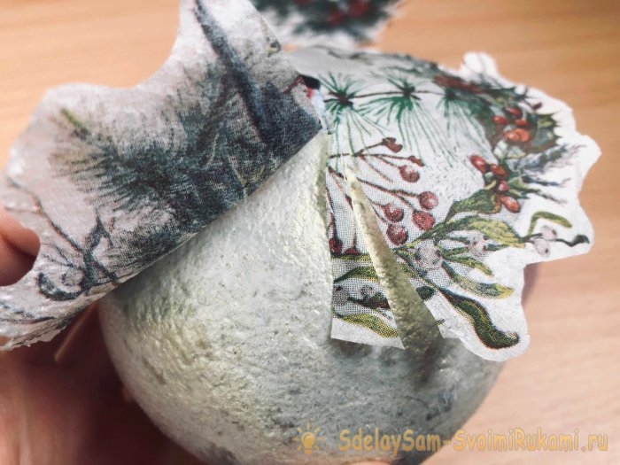 Ёлочный шар из упаковки от яиц