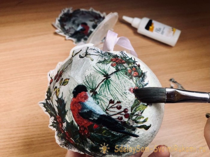 Ёлочный шар из упаковки от яиц