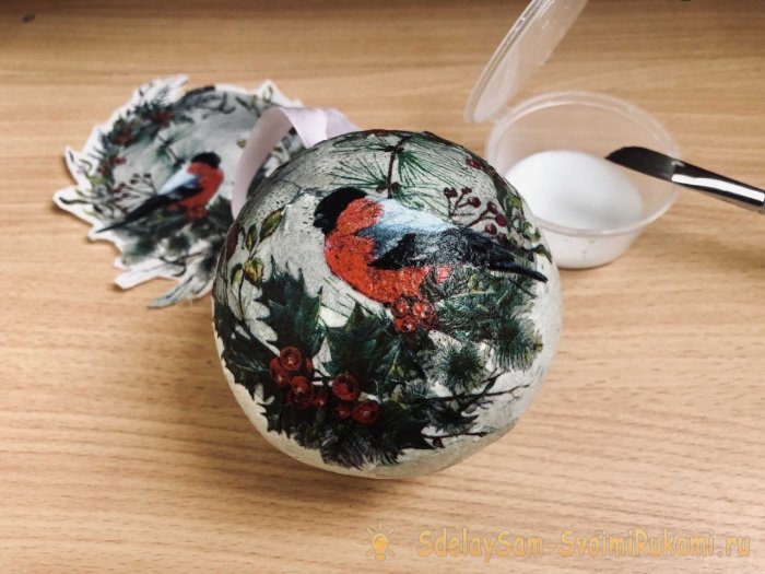 Ёлочный шар из упаковки от яиц