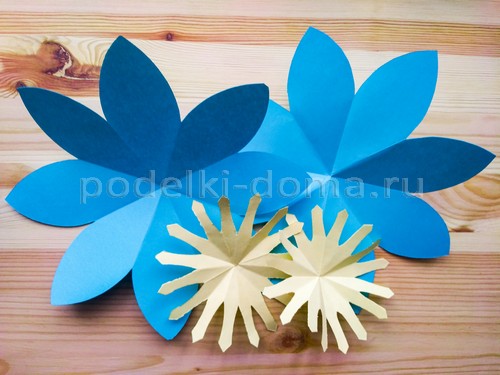 Голубая лилия из бумаги Голубая лилия из бумаги