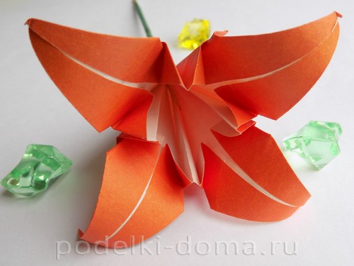 Голубая лилия из бумаги Голубая лилия из бумаги