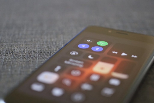 Какую функцию надо отключить в смартфоне, чтобы батарея медленнее разряжалась