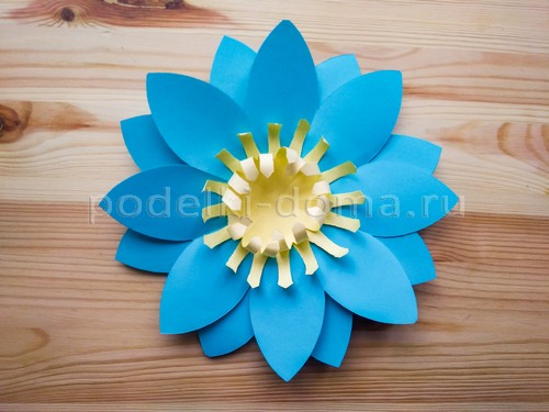 Голубая лилия из бумаги Голубая лилия из бумаги